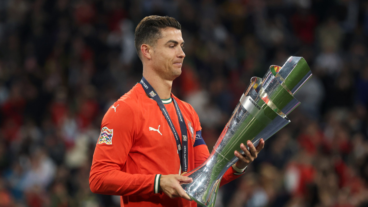 星空体育-包含C罗回归赛场，精彩发挥首场状态亮眼，湖人观众沸腾！的词条