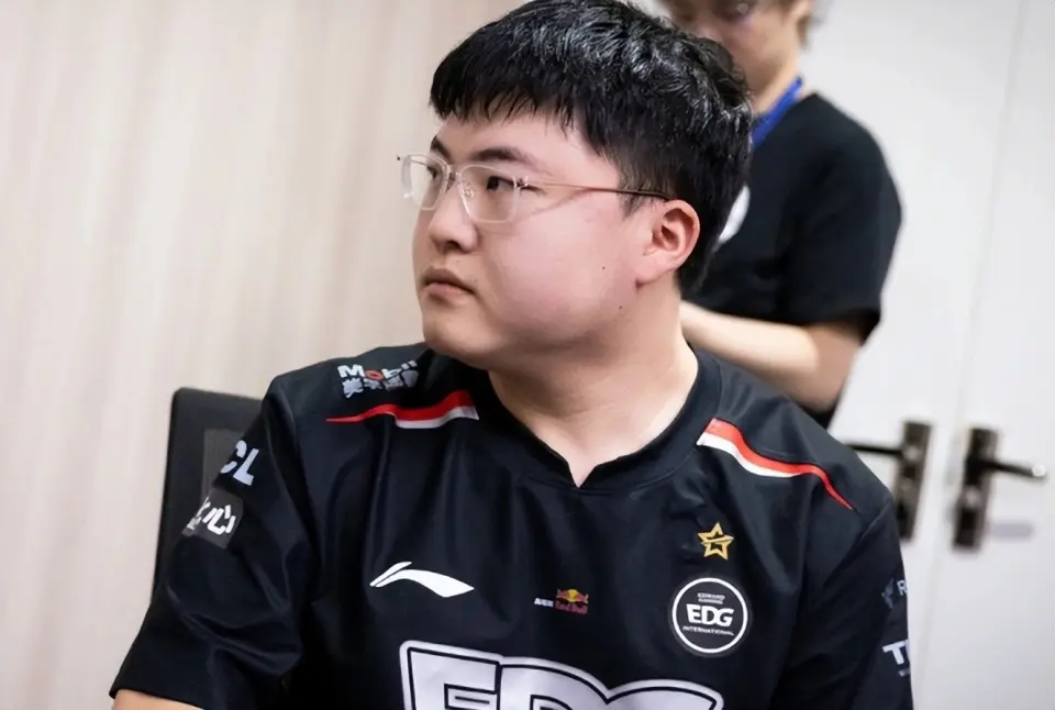 STAR SPORTS-关于Uzi回归赛场，关键助攻首场状态亮眼，篮网观众沸腾！的信息